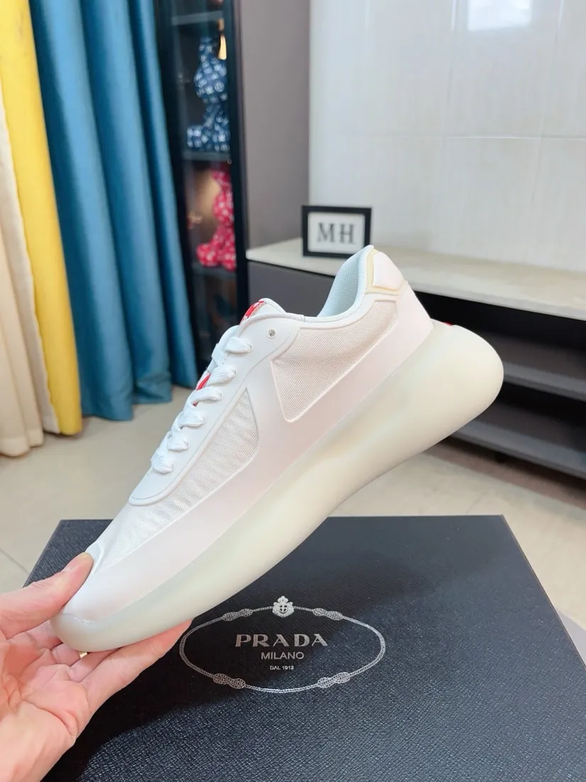 The ex-factory price is 680🌹🌹The high-quality new Prada (Prada) counters are launched simultaneously. The new men's shoes and 😘fabrics are selected from imported mesh and glue-spraying technology. Imported cowhide lining. 👍🏿High-end☄️Open-molded non-slip rubber outsole, exquisite lines, simple and elegant, comfortable and high-end for leisure travel. Code number: 38 to 44